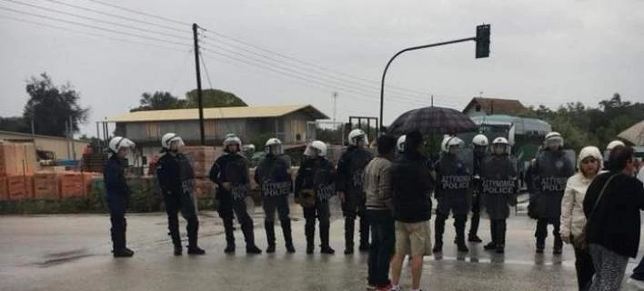 Κέρκυρα: Διμοιρίες των ΜΑΤ έξω από τον ΧΥΤΑ Λευκίμμης – Για την μεταφορά απορριμάτων (Εικόνες)
